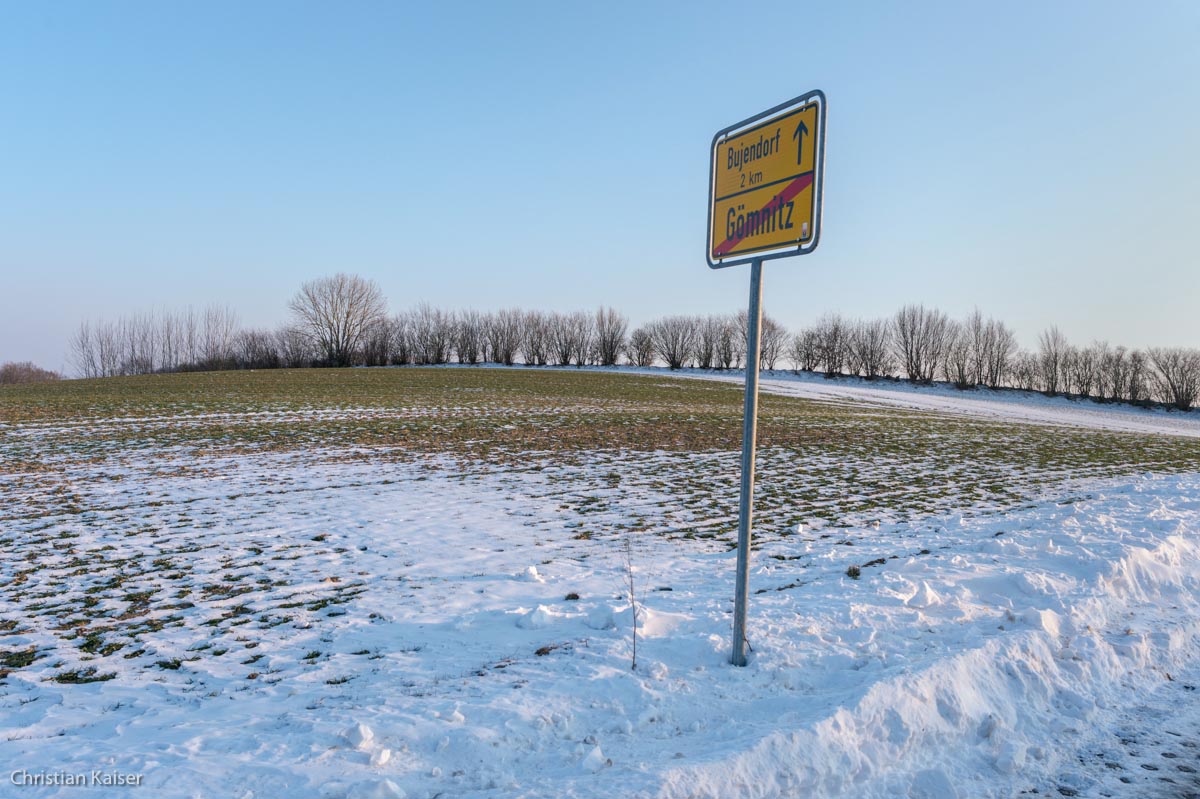 Winterlicher Knick auf verschneitem Feld bei Gömnitz nahe Neustadt OH